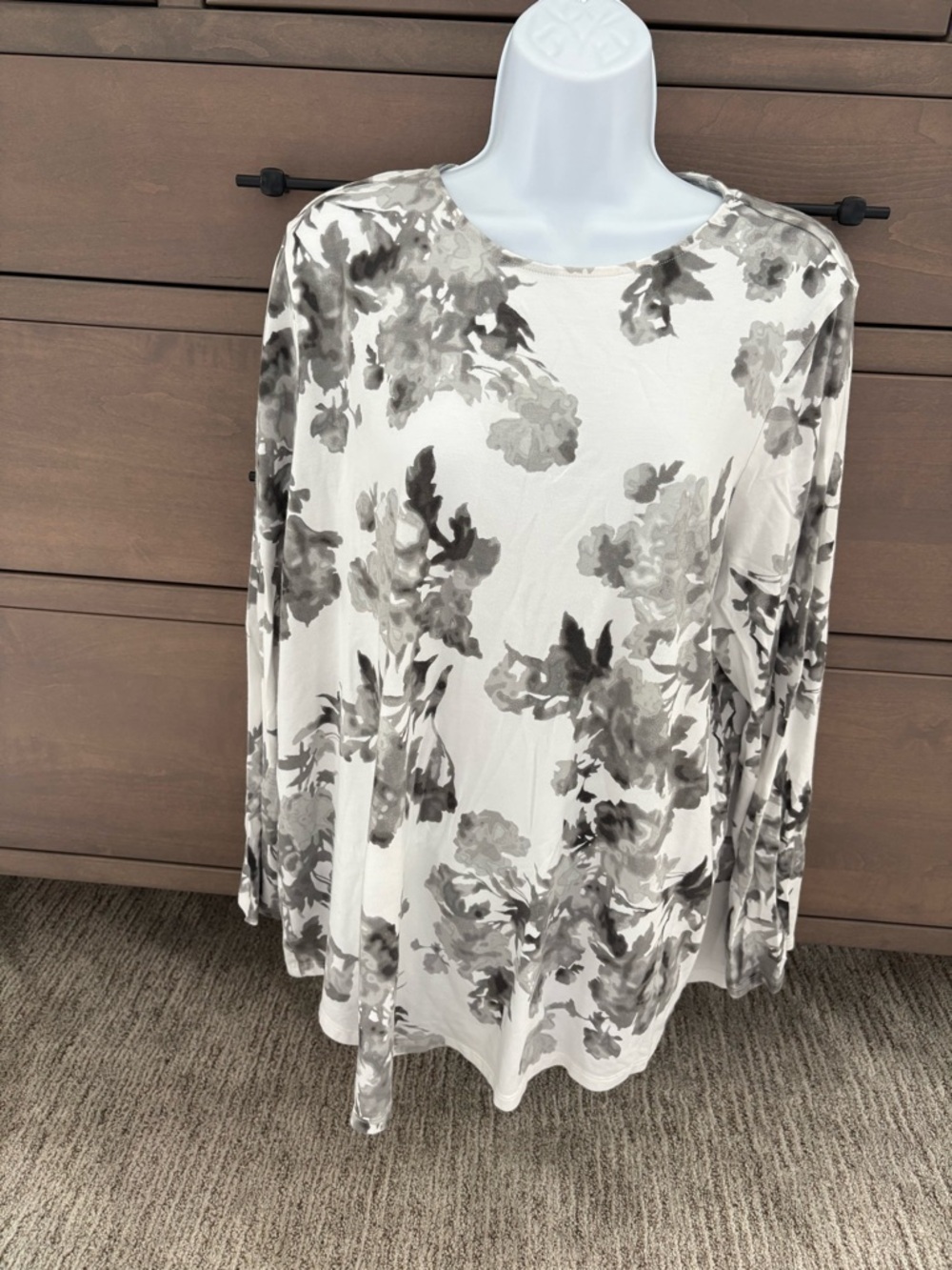 Women's Long-Sleeve Floral Tunic Top in Cream and Gray